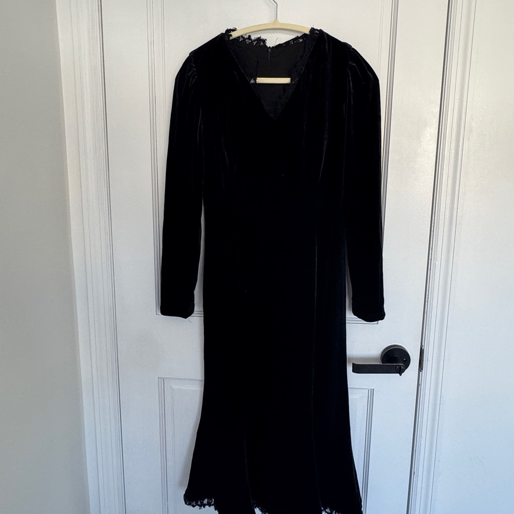 Chic Black Velvet Long Sleeve Dress